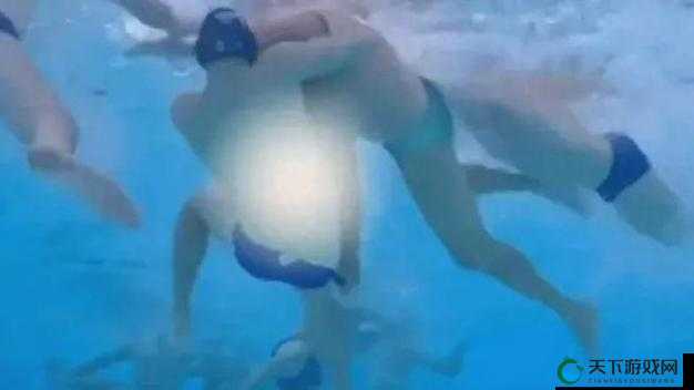 女人脱了裤衩主动让男人进行性行为相关