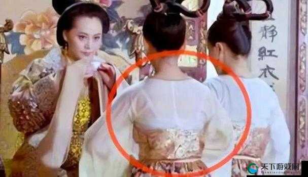 ：震惊一女子在男生面前公然扒开胸罩，原因竟然是......