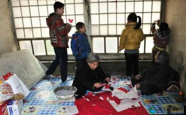 大炕上和岳偷倩全文：一段禁忌的家庭关系