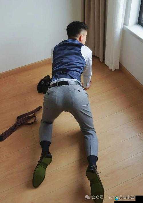 男人伸到屁股软件相关内容引发热议探讨
