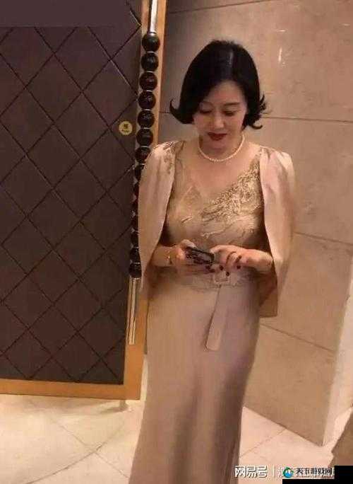 丰满老女人 a 片免费观看：揭秘熟龄女性的魅力与风情