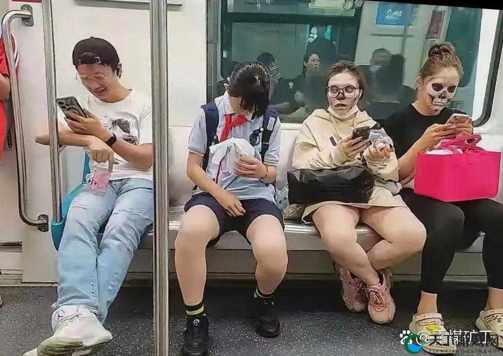 公交车上女子发出奇怪声音，引起众人侧目