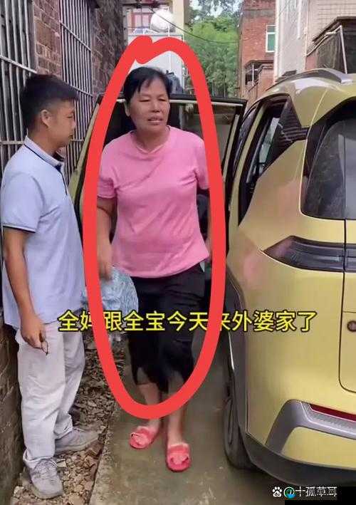 我妈妈在后车座带着姥姥去往姥姥家