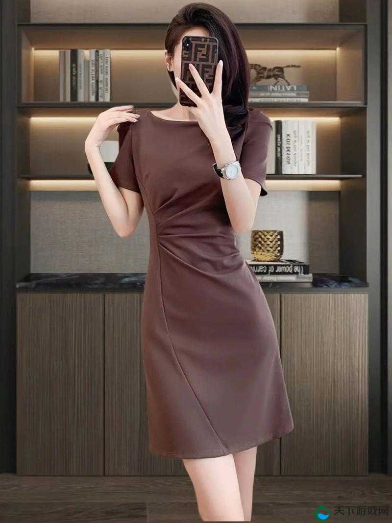 女性去除所有服装后仅余皮肤的独特呈现