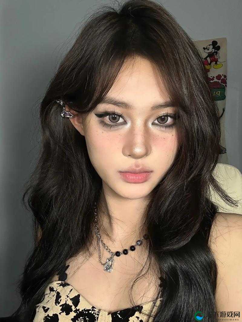 YSL 蜜桃棕调色与美妆打造迷人魅力妆容