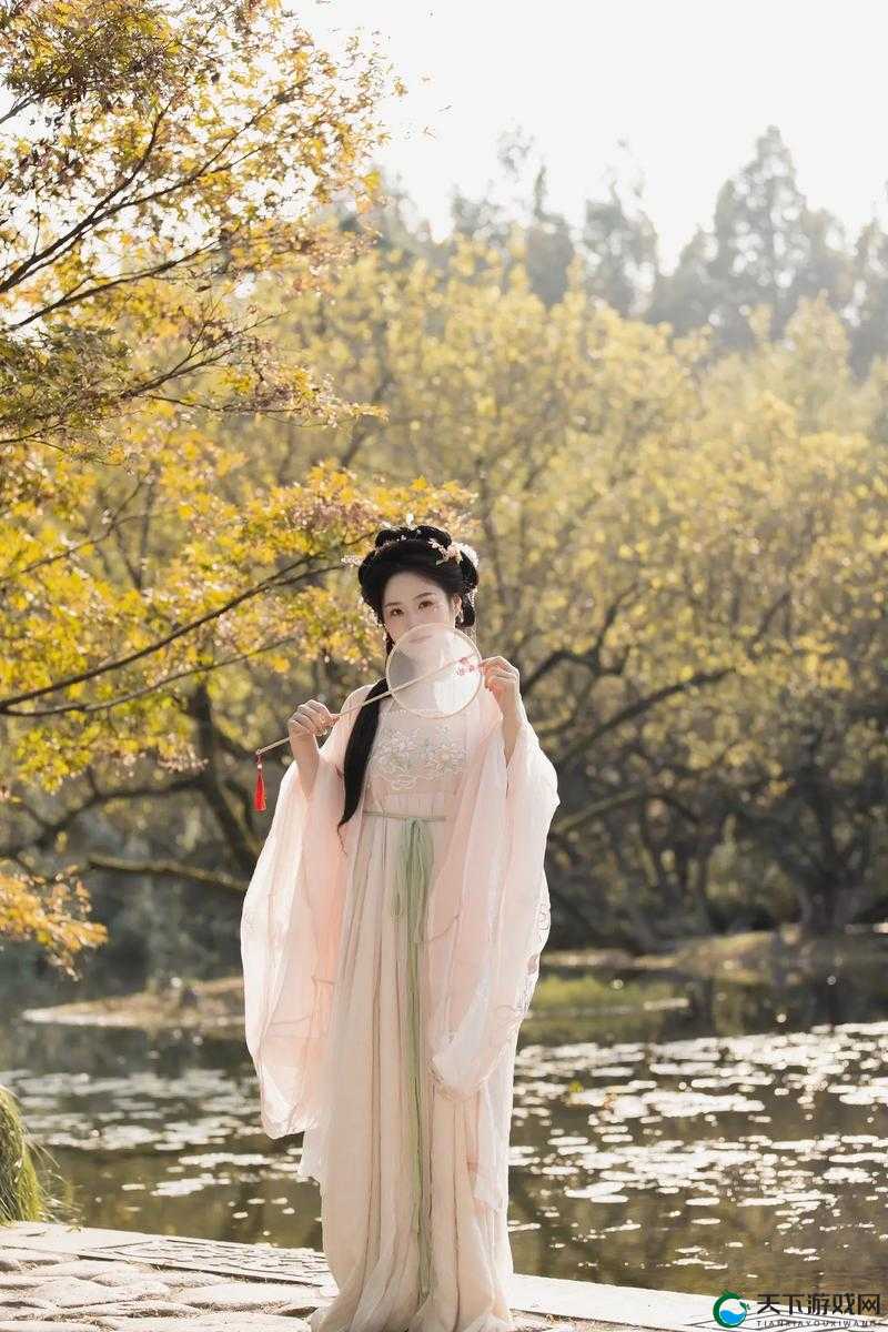 婀娜少女羞岁月无忧愁云裳：唯美青春的诗意画卷