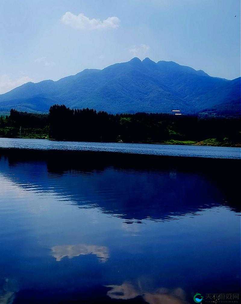 又大又白两座山峰：其巍峨壮观令人叹为观止