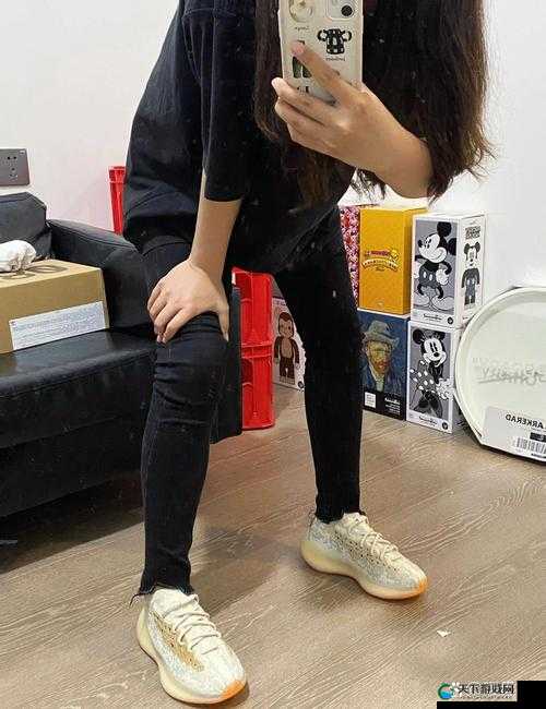 yeezy380 蜜桃粉和白色：时尚鞋款的独特魅力与穿搭风格