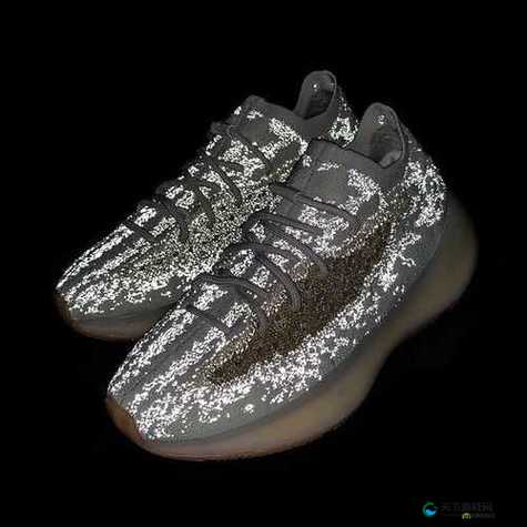 YEEZY380 蜜桃粉与白色：梦幻色彩的时尚演绎