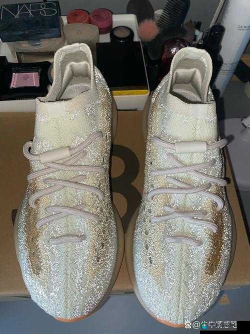 yeezy380 蜜桃粉与白色的时尚新演绎