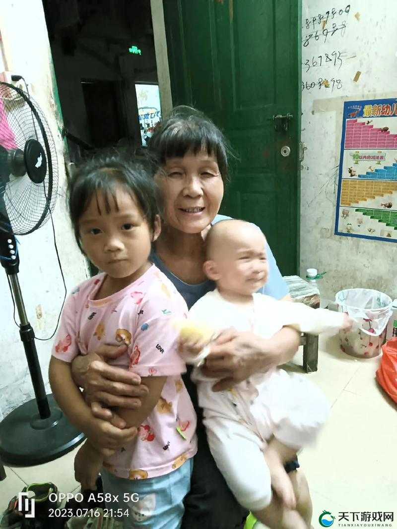 孩子从后面抱着妈妈突然脸一红:这背后有着怎样的故事