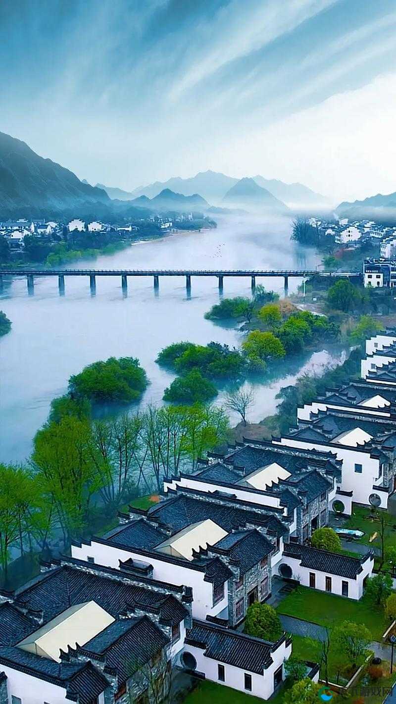 桃花洞口溪水潺潺，景致悄然发生变化