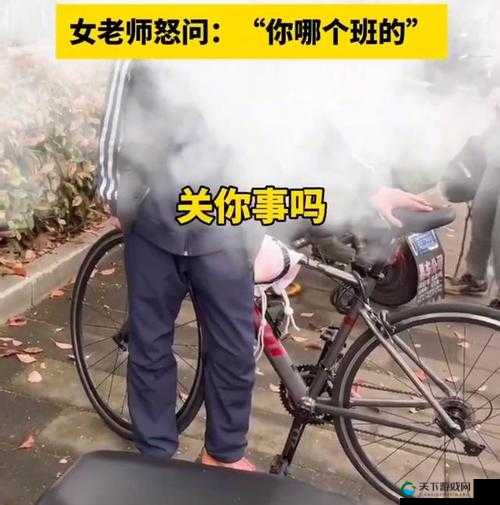 男生与老师一起进行特殊行为探讨：引发的别样思考