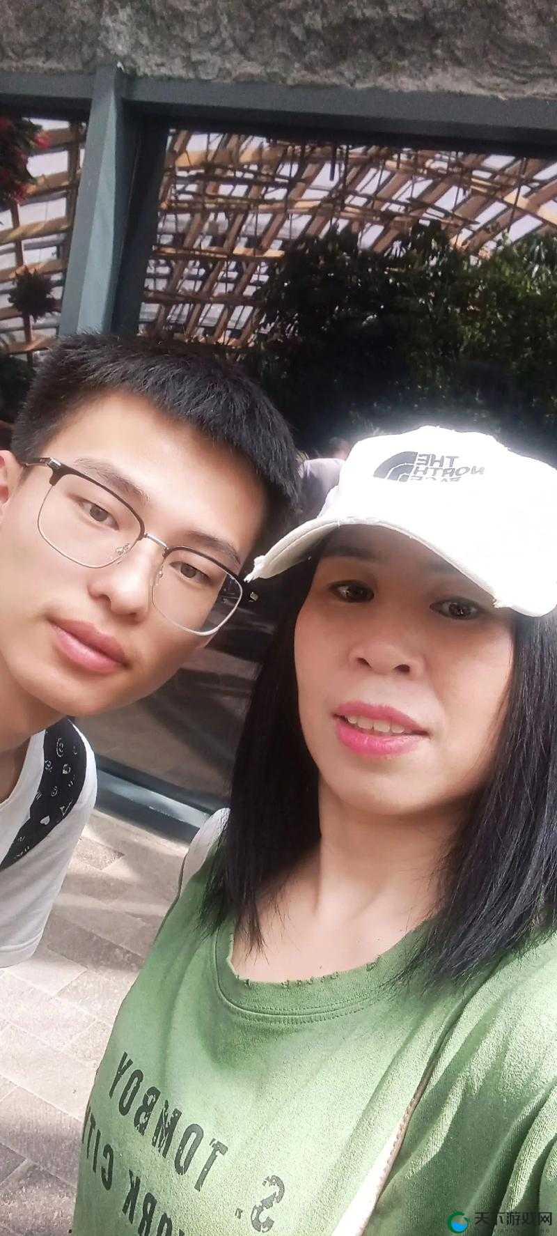 儿子：妈，今天你为什么满意我了？能告诉我吗？