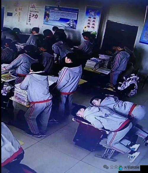 没带罩子：他在教室的后排疯狂输出