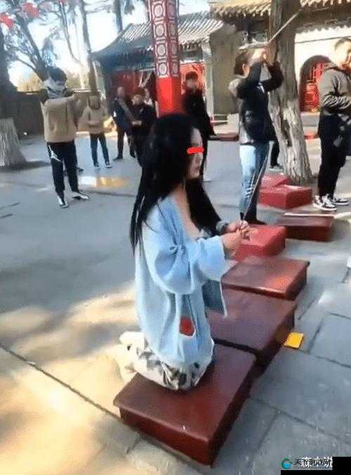 跪着主人走到面前应该怎么办:是该视而不见还是有所行动