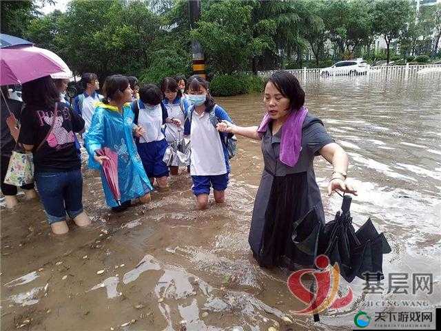 暴雨中，老师风雨无阻为学生补课：师恩难忘