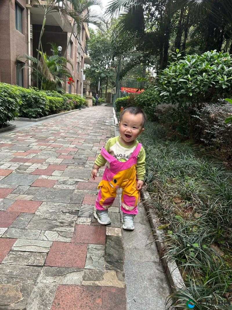 小孩穿着开裆裤躺在床上大腿蹦跳的有趣场景