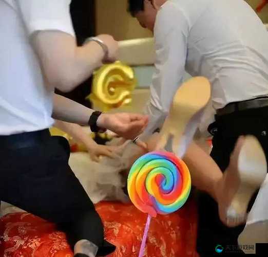 女人脱了内裤趴开腿让男性进行性行为相关描述