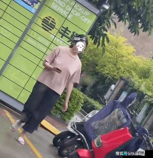 快递惊魂：女子真空下楼取快递，为何惨遭封禁？