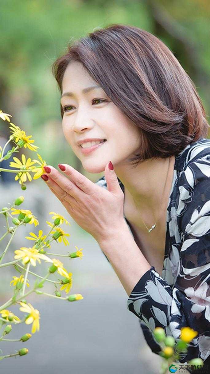 友田真希:一位令人尊敬和喜爱的人物