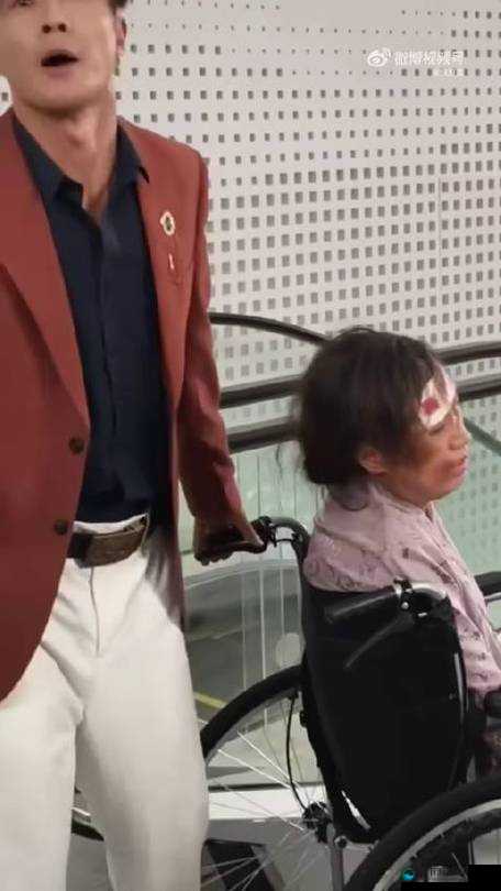 男子情绪失控 9 分 42 秒内疯狂头撞玻璃