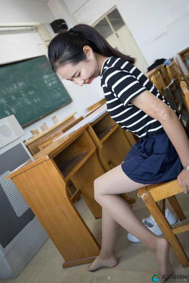 制服丝袜下的校园春色：青春与诱惑的交织