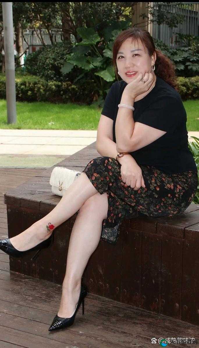 202 丰满熟女：展现迷人魅力与成熟韵味的女性风采