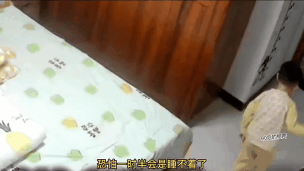 年轻夫妻把小孩哄睡后开监控为避免意外状况发生随时查看