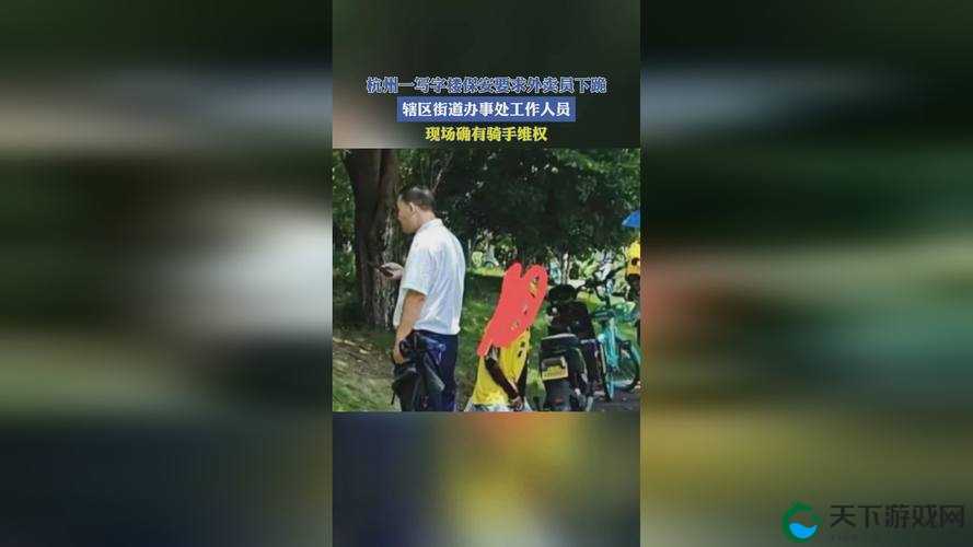 张婉莹自己拿着根笔：展现独特姿态与内心世界