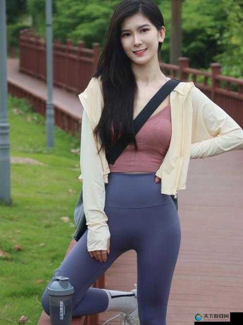 探寻瑜伽裤女神的神秘浪穴：肤白貌美与后入的极致诱惑