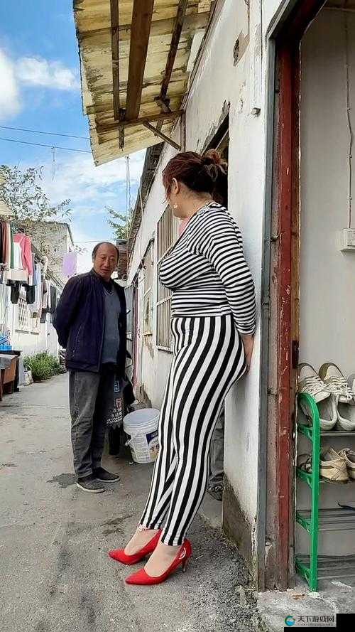 中国老太婆 xxxxx 每天都去菜市场买菜和邻居聊天的日常生活