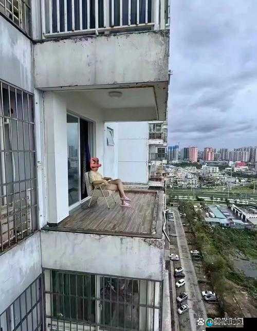 被压到落地玻璃窗前的女子