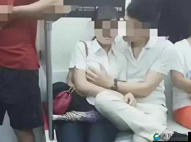 震惊男人公共场所强摸把胸露出来的女子