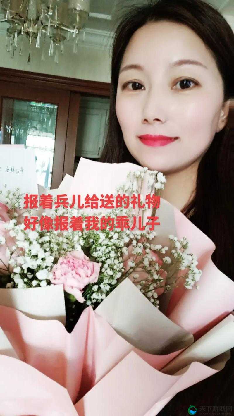 儿子第一次送妈妈母亲节礼物:妈妈感动落泪满心欢喜