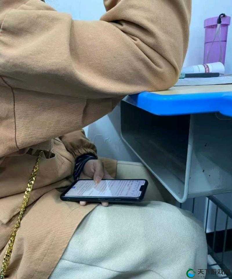 同桌上课竟在下面偷偷慢慢揉捏令人诧异
