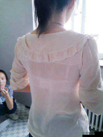 夏天校服太透了 r 头，这让学生们很困扰
