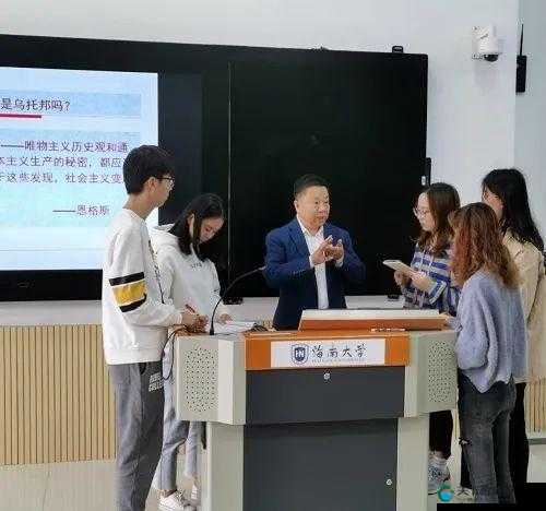 教授的秘密：白天教书育人，晚上竟是这样的人
