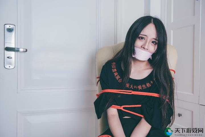 FXX 白丝 JK 单脚吊缚捆绑调教：极致束缚与调教的独特演绎