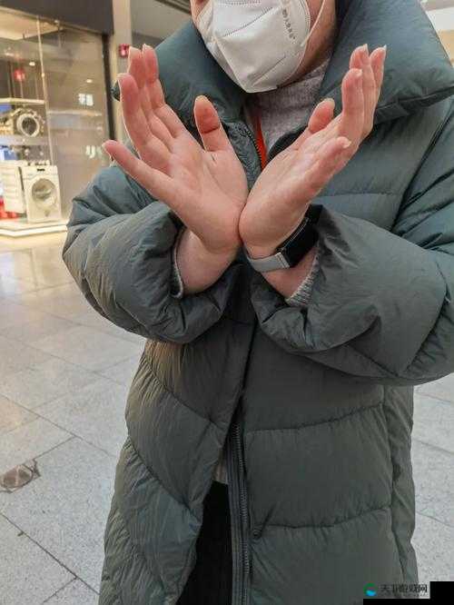 手指在花心里搅拌：细腻触感中的神秘探索之旅