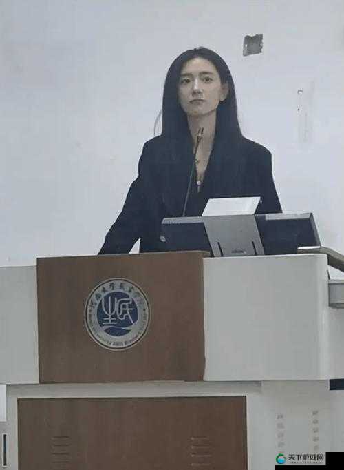 张婉莹自己拿着根笔：正在专注思考的张婉莹和她手中的笔
