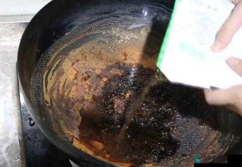 教你轻松清除不粘锅里烧糊黑渍的实用妙招