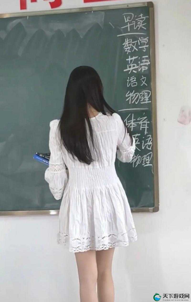 英语老师乖乖听从指令脱下裙子引发的故事