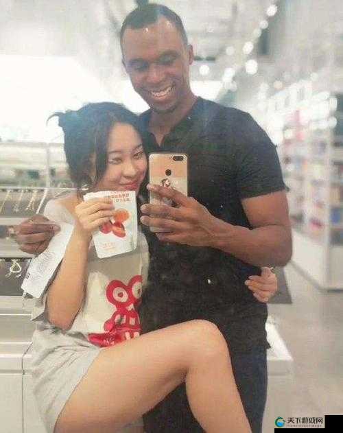黑人男性对女性私密部位进行舔舐相关描述