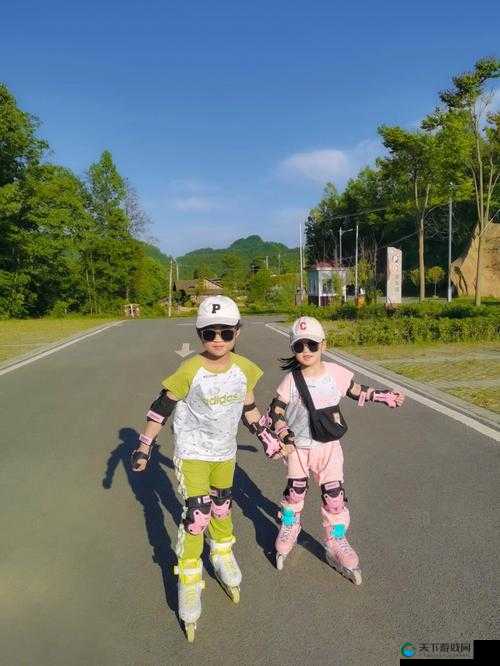 男生女生一起畅享免费轮滑鞋之乐