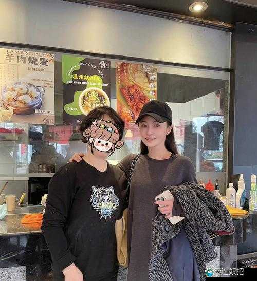 人气女网红被认出：引发街头轰动的意外偶遇