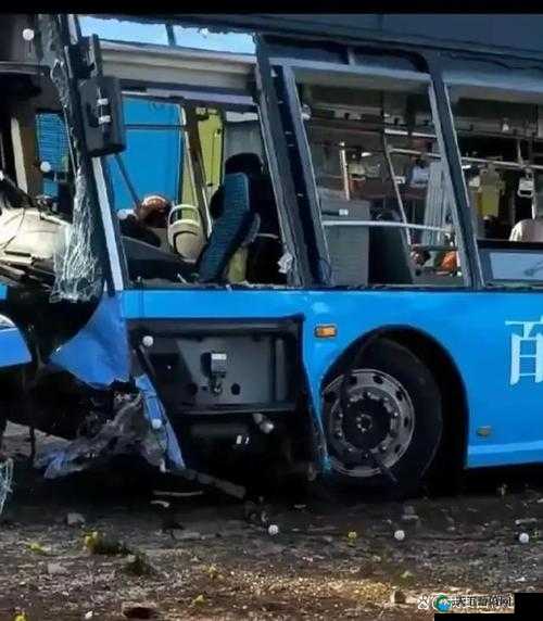 公交车上被撞出了水消防:惊险瞬间,责任在谁?