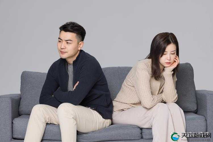 老公在工地辛苦拼搏老婆却在家与他人暧昧不清