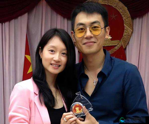 老婆运动时接听老公电话:看运动中的她如何与老公交流
