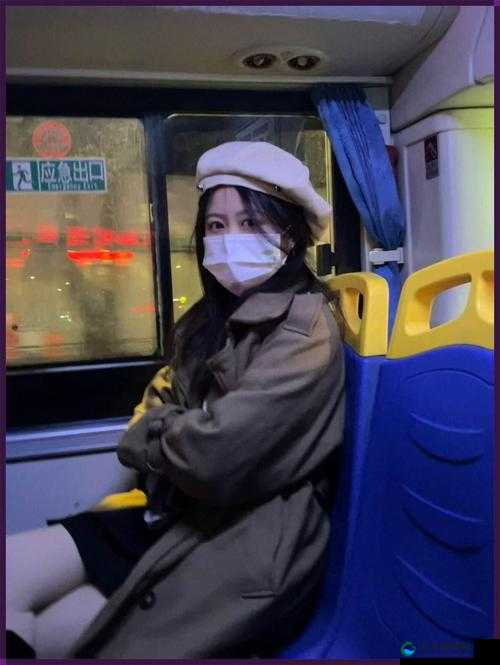 公交车里,抓着摇曳手环的那份诗情画意